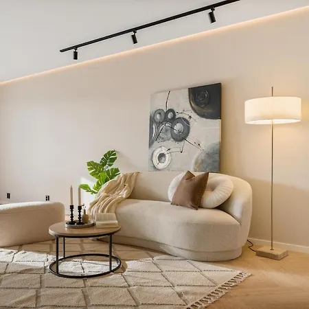Апартаменты Modern 3br I Free Parking I 10min To Downtown *