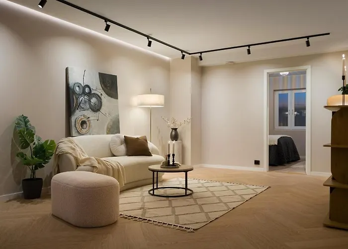 Апартаменты Modern 3br I Free Parking I 10min To Downtown *